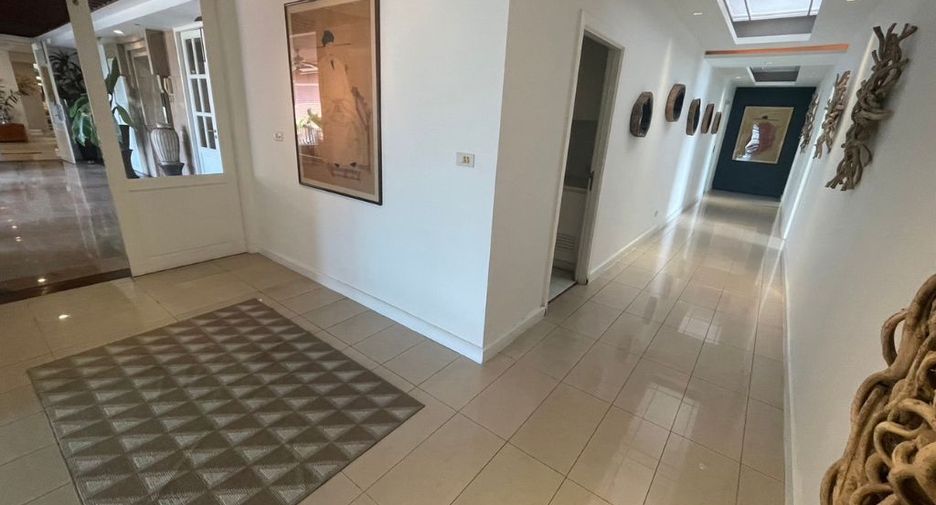 For rent 4 bedrooms condo in Watthana, Bangkok