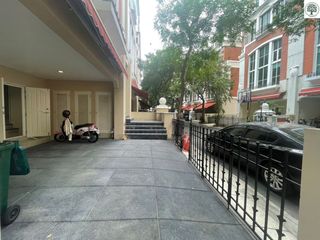 For sale 4 bedrooms townhouse in Watthana, Bangkok