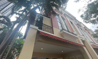 Casa adosada en venta de 4 habitaciones en Watthana, Bangkok