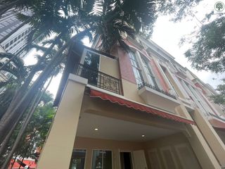 For sale 4 bedrooms townhouse in Watthana, Bangkok