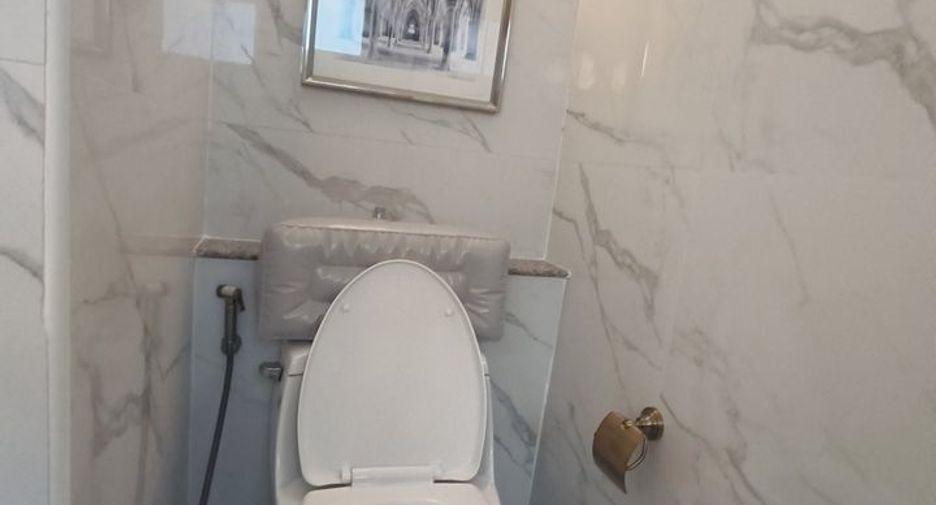 For rent and for sale 4 bedrooms townhouse in Lat Phrao, Bangkok