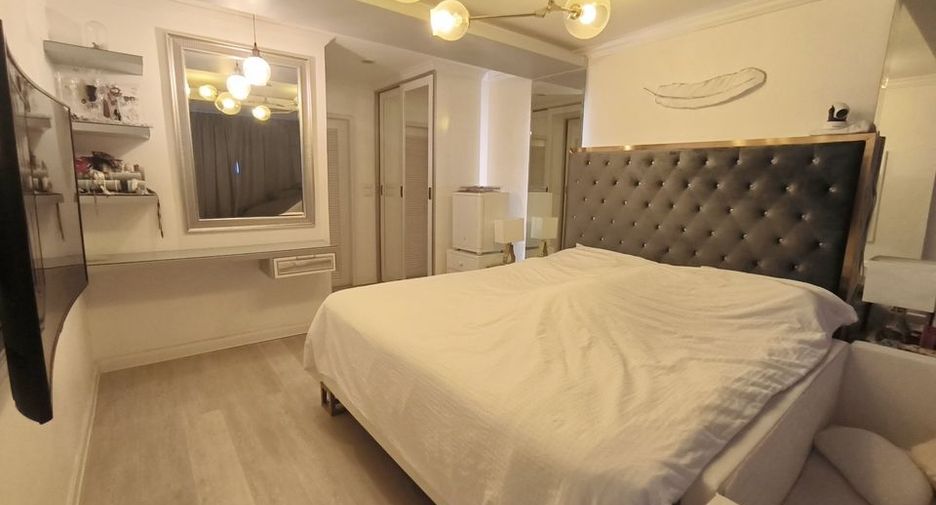 For rent and for sale 4 bedrooms townhouse in Lat Phrao, Bangkok
