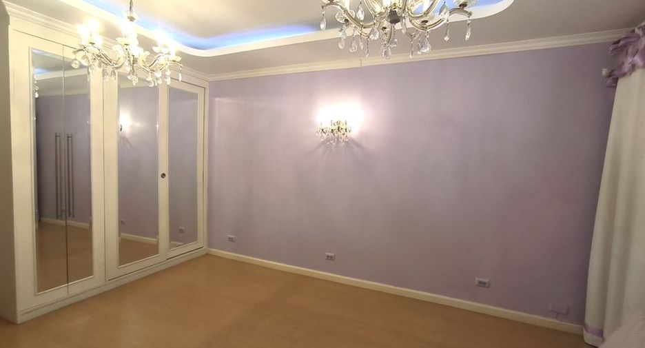 For rent and for sale 4 bedrooms townhouse in Lat Phrao, Bangkok