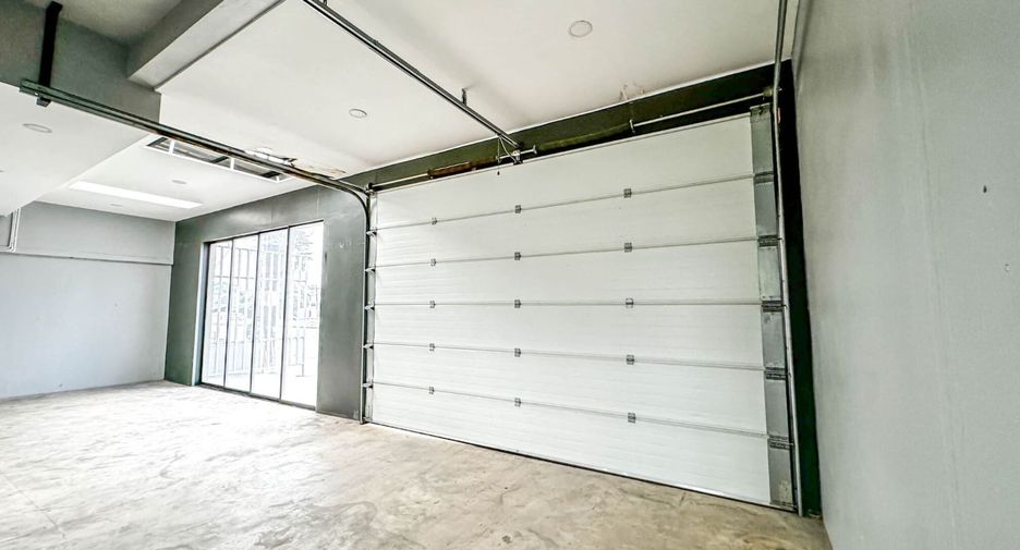 For sale 3 bedrooms retail Space in Thalang, Phuket