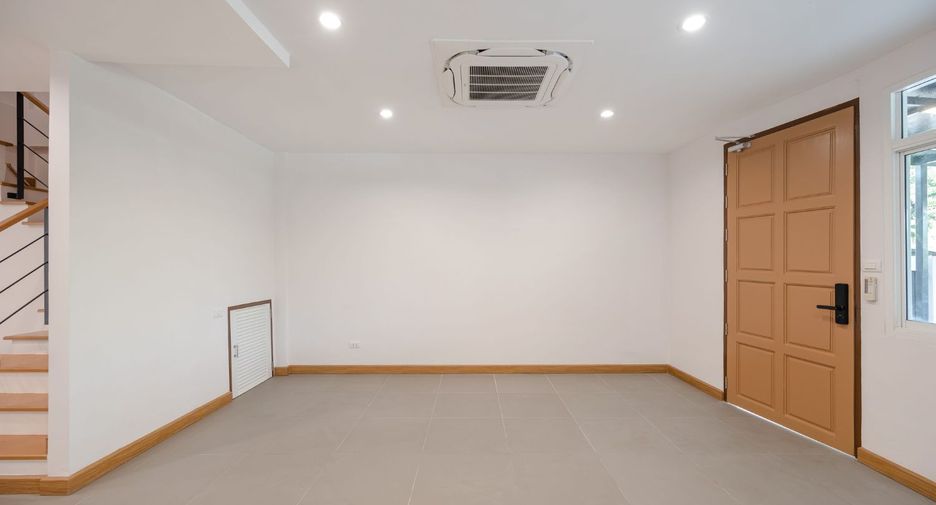 For rent and for sale office in Bang Kapi, Bangkok