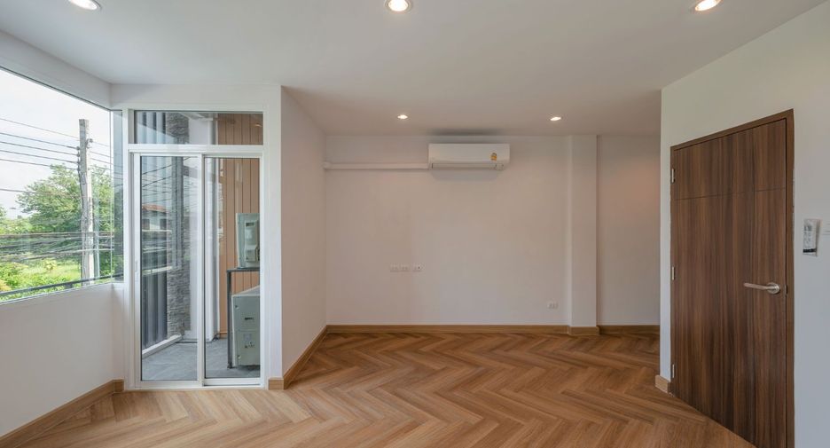 For rent and for sale office in Bang Kapi, Bangkok