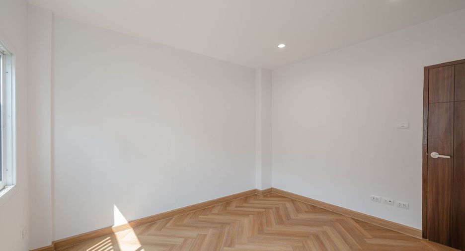 For rent and for sale office in Bang Kapi, Bangkok