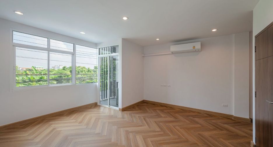 For rent and for sale office in Bang Kapi, Bangkok