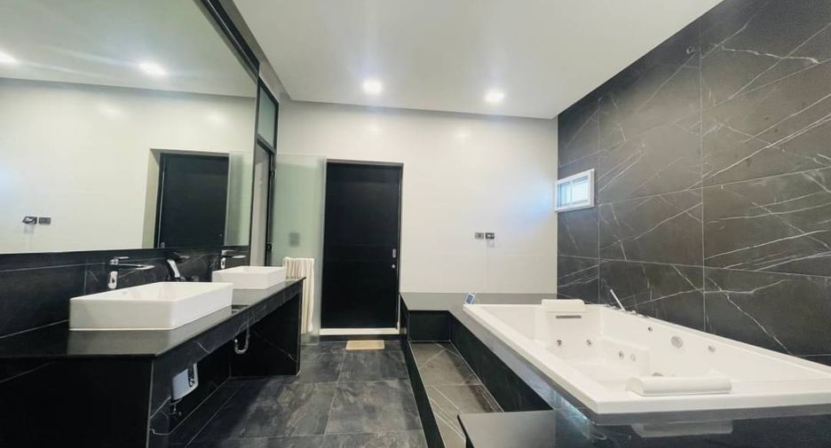 For sale 5 bedrooms house in Mueang Chiang Mai, Chiang Mai