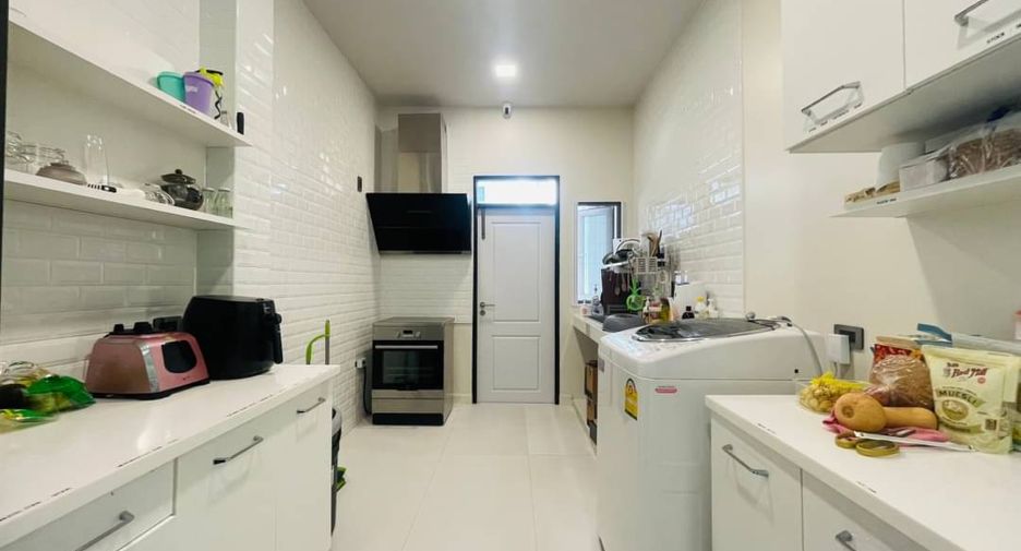 For sale 5 bedrooms house in Mueang Chiang Mai, Chiang Mai