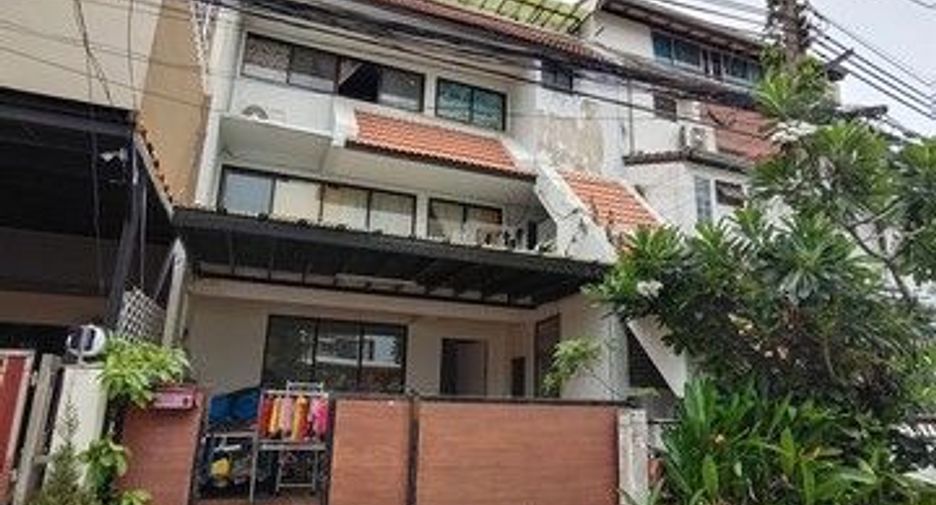 For sale 3 bed townhouse in Khlong Toei, Bangkok
