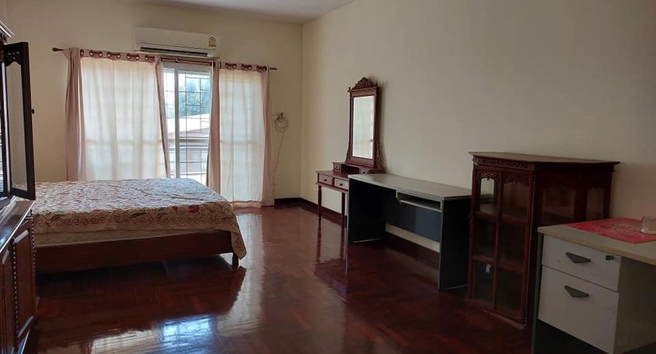 For rent 4 bedrooms townhouse in Yan Nawa, Bangkok