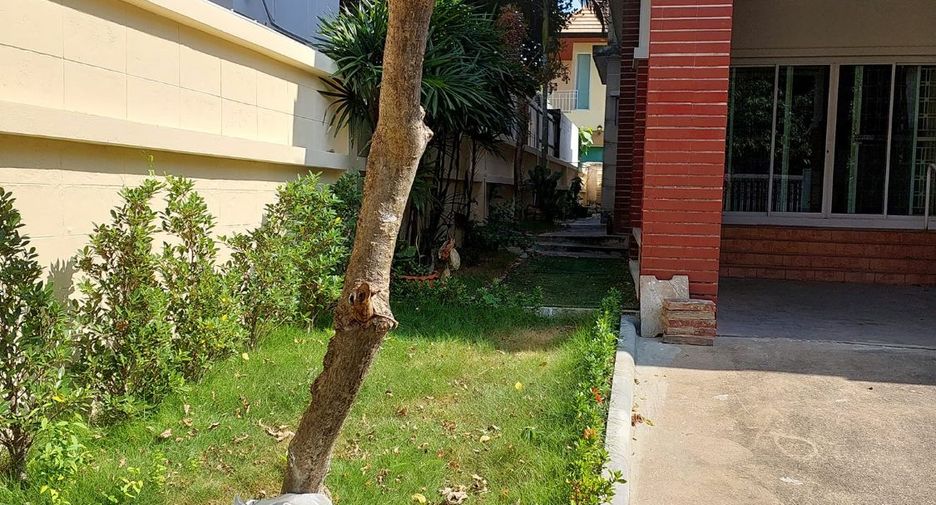 For rent 4 bedrooms townhouse in Yan Nawa, Bangkok