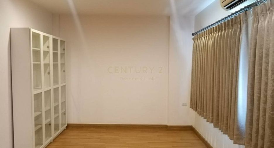For rent 4 bedrooms townhouse in Chatuchak, Bangkok