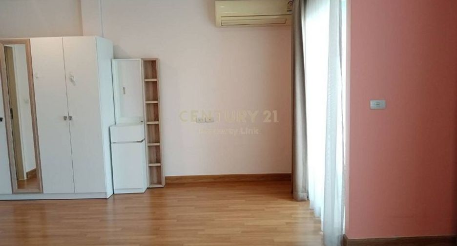 For rent 4 bedrooms townhouse in Chatuchak, Bangkok
