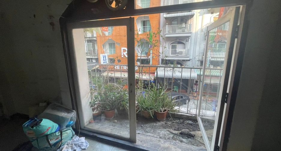 For rent and for sale 4 bedrooms retail Space in Khlong Toei, Bangkok