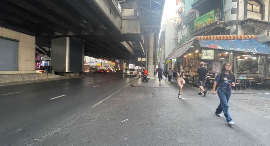 For rent and for sale 4 bedrooms retail Space in Khlong Toei, Bangkok