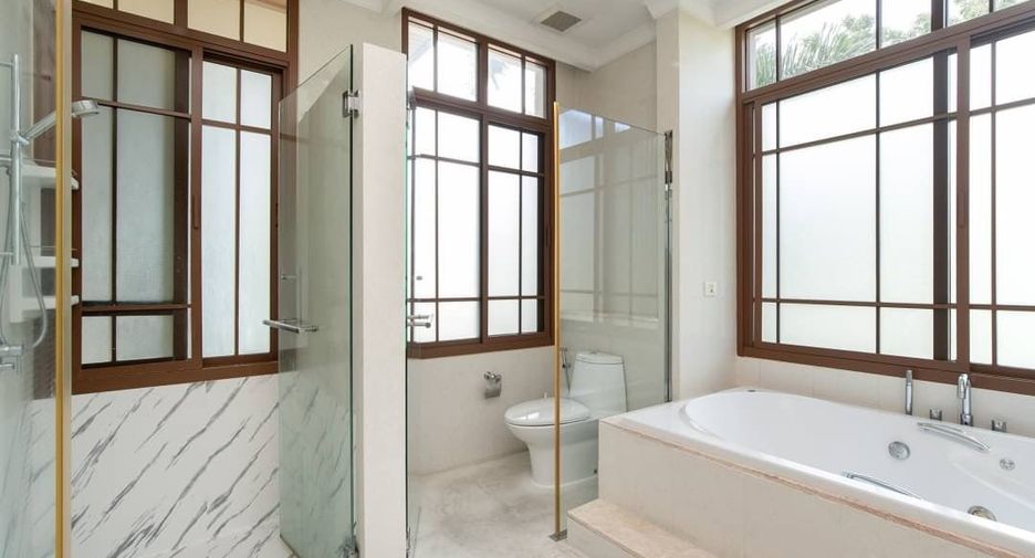 Haus zur Miete und zum Kauf mit 4 Zimmer in Watthana, Bangkok