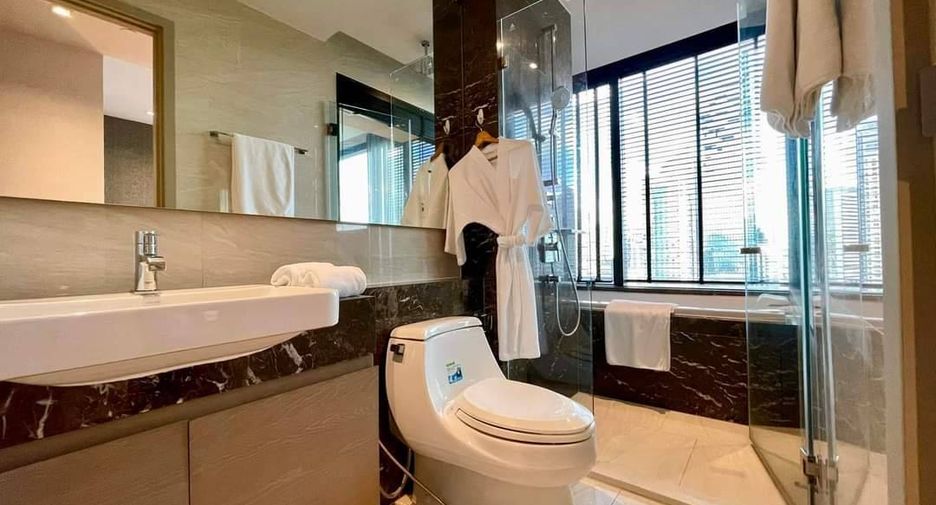 À louer et à vendre 2 chambres condo à Bang Rak, Bangkok