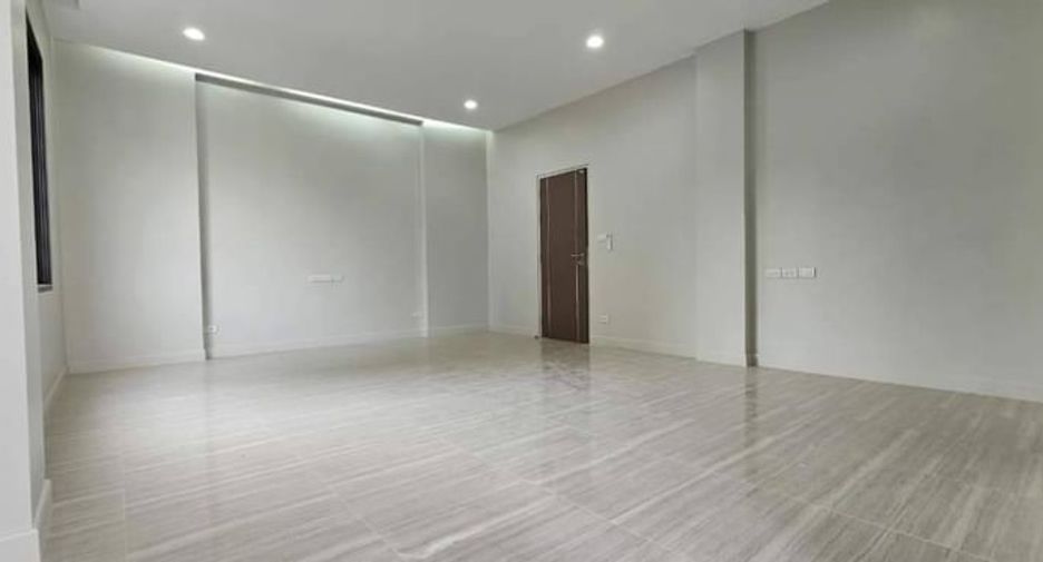 For rent 5 bed retail Space in Watthana, Bangkok