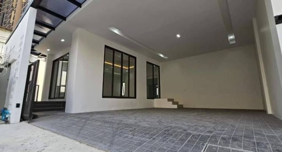 For rent 5 Beds retail Space in Watthana, Bangkok