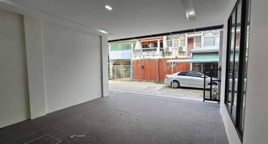 For rent 5 bed retail Space in Watthana, Bangkok