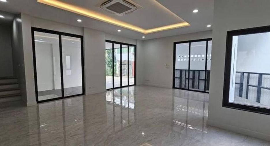 For rent 5 Beds retail Space in Watthana, Bangkok