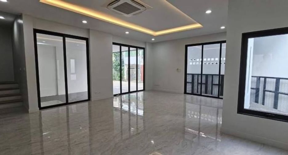 Local comercial en alquiler de 5 habitaciones en Watthana, Bangkok