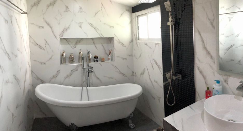 For rent 3 bedrooms townhouse in Mueang Chiang Mai, Chiang Mai