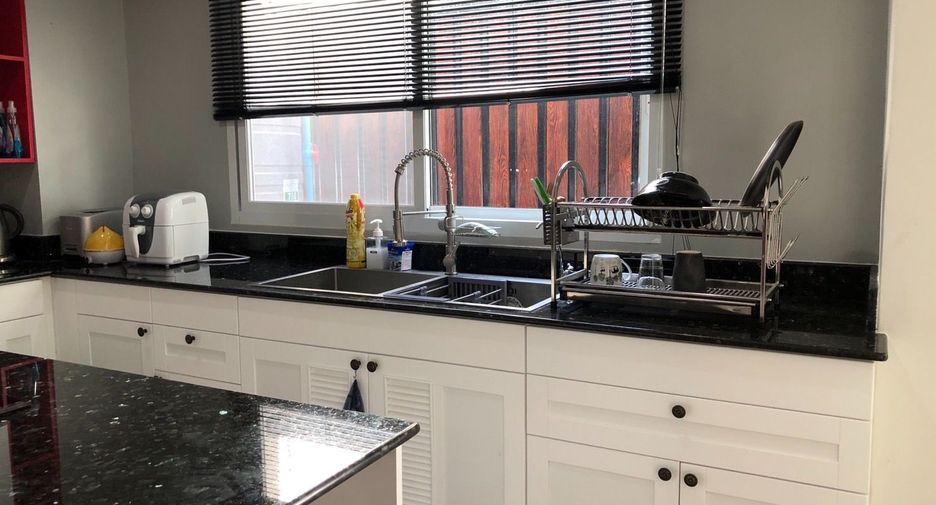 For rent 3 bedrooms townhouse in Mueang Chiang Mai, Chiang Mai
