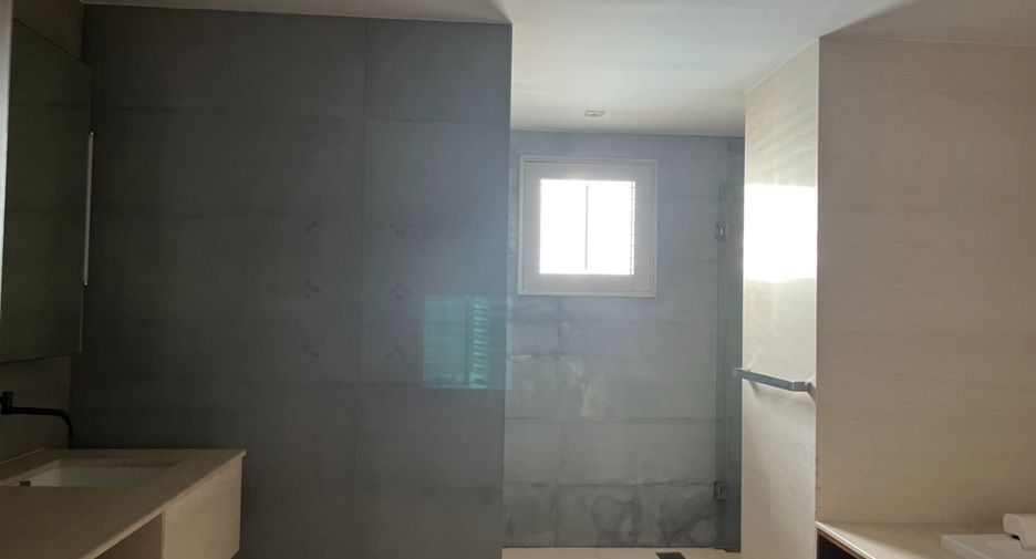 For rent 3 bedrooms condo in Khlong Toei, Bangkok
