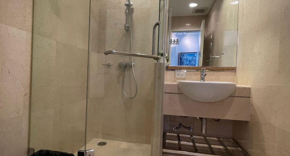For rent 4 bedrooms condo in Khlong Toei, Bangkok