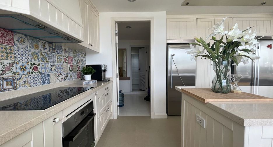 For rent 4 bedrooms condo in Khlong Toei, Bangkok