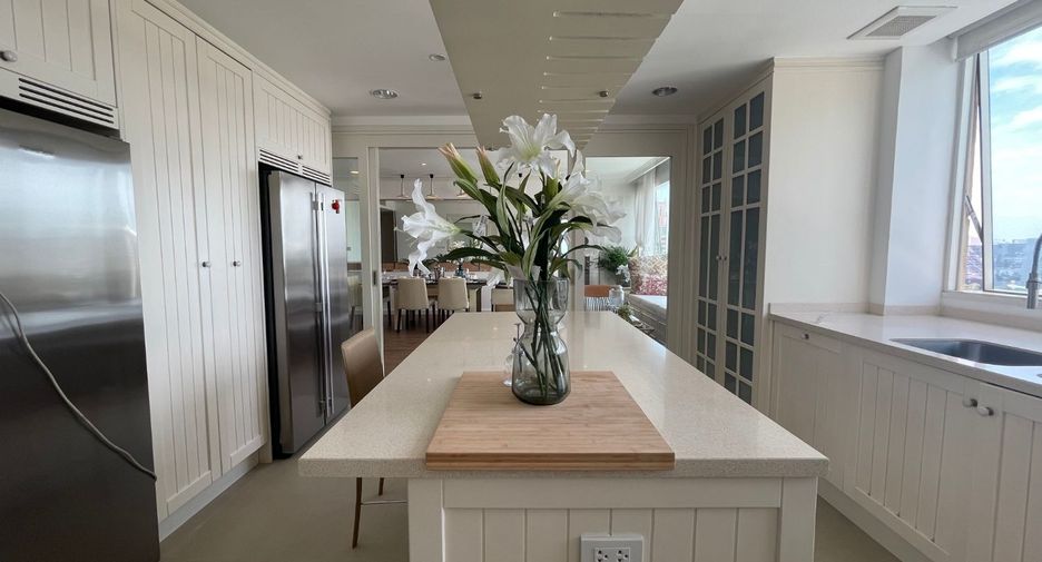For rent 4 bedrooms condo in Khlong Toei, Bangkok