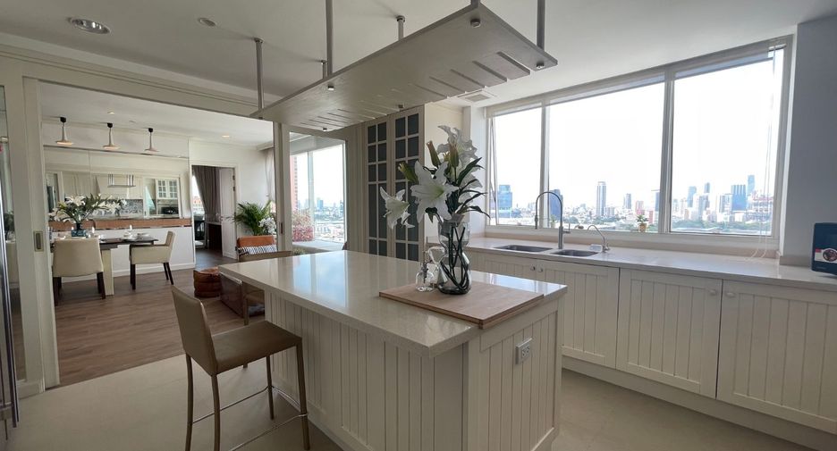 For rent 4 bedrooms condo in Khlong Toei, Bangkok