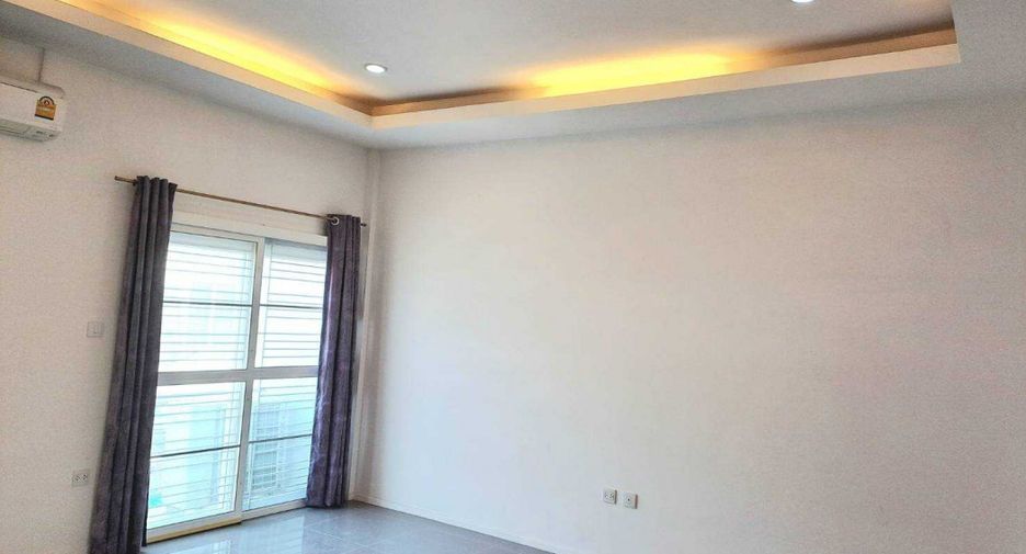 À vendre 3 chambres maison de ville à Min Buri, Bangkok
