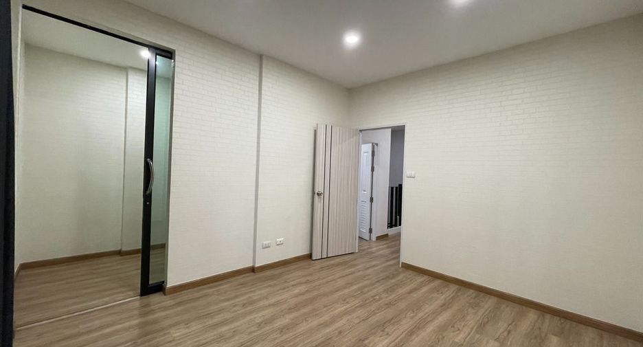 Casa adosada en venta de 3 habitaciones en Mueang Nonthaburi, Nonthaburi