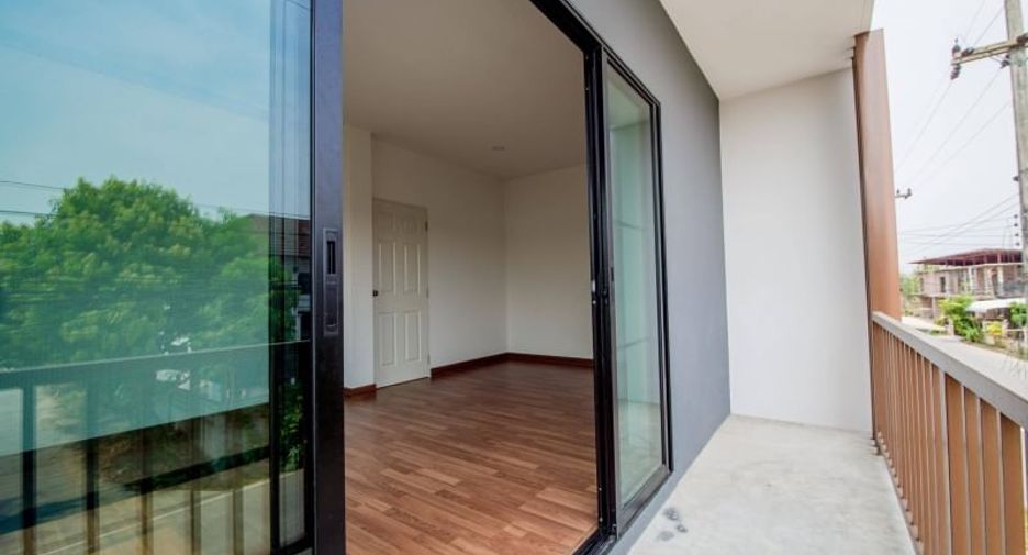 For sale 6 bedrooms townhouse in Hang Dong, Chiang Mai