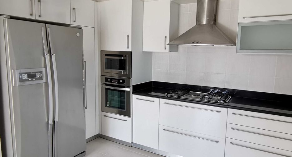 Apartamento en alquiler de 3 habitaciones en Khlong Toei, Bangkok