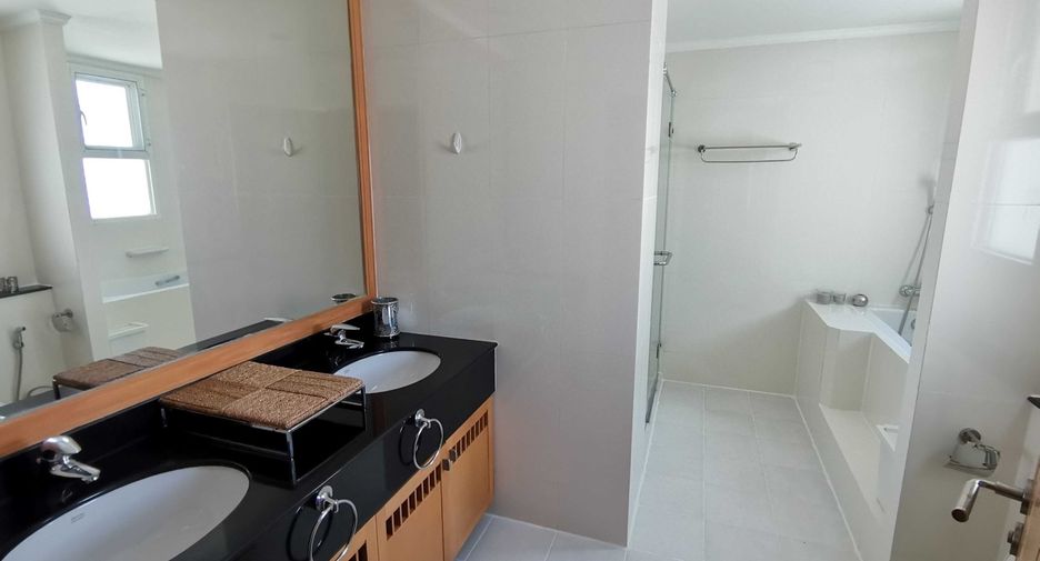 Apartamento en alquiler de 3 habitaciones en Khlong Toei, Bangkok