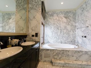 For rent 4 bedrooms house in Watthana, Bangkok