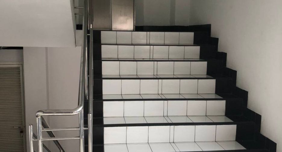 For sale 49 bedrooms apartment in Bang Kapi, Bangkok