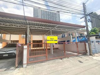 Casa adosada en alquiler y en venta de 3 habitaciones en Chatuchak, Bangkok