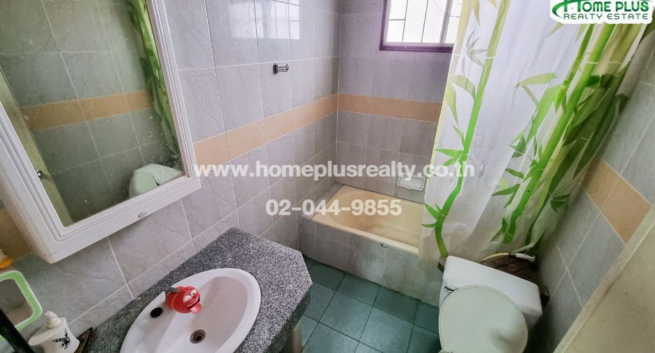 For sale 4 bedrooms townhouse in Don Mueang, Bangkok