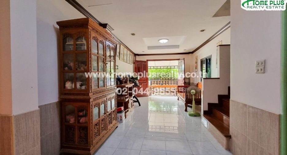 For sale 4 bedrooms townhouse in Don Mueang, Bangkok