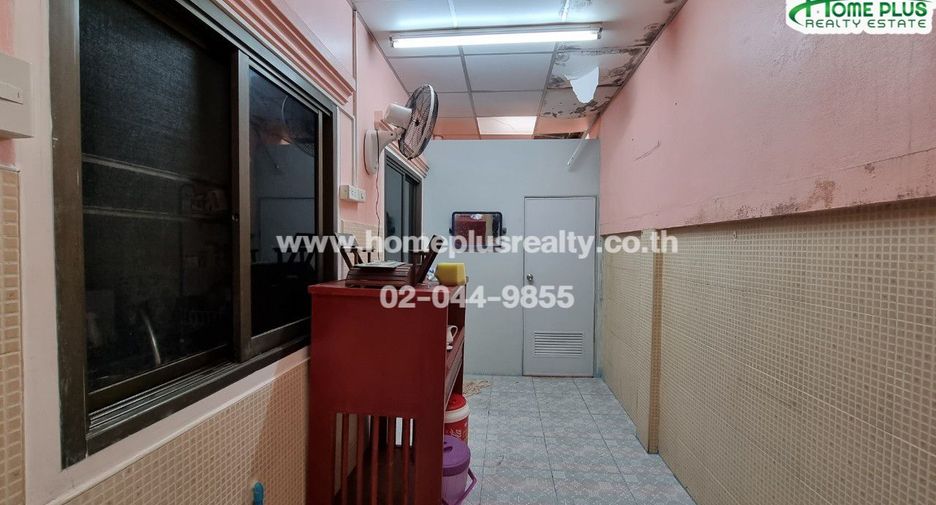 For sale 4 bedrooms townhouse in Don Mueang, Bangkok