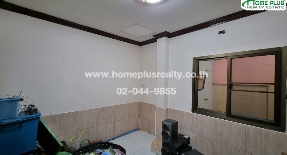 For sale 4 bedrooms townhouse in Don Mueang, Bangkok