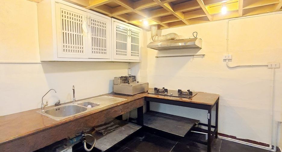 For rent 6 bedrooms retail Space in Phra Khanong, Bangkok