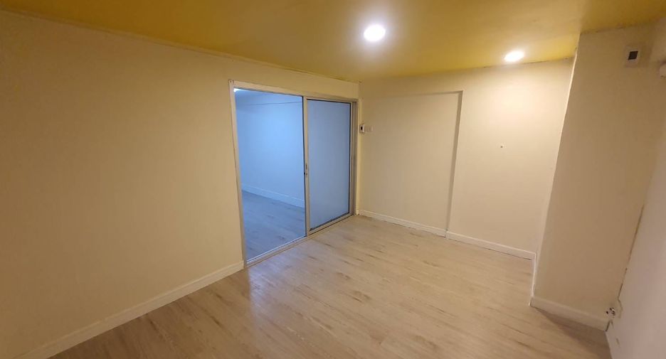 For rent 6 bedrooms retail Space in Phra Khanong, Bangkok