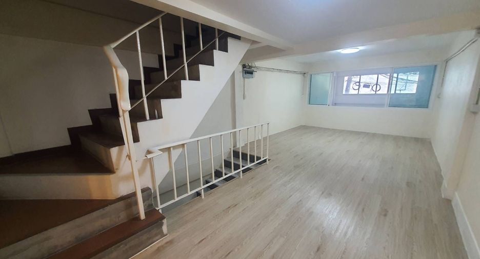 For rent 6 bedrooms retail Space in Phra Khanong, Bangkok